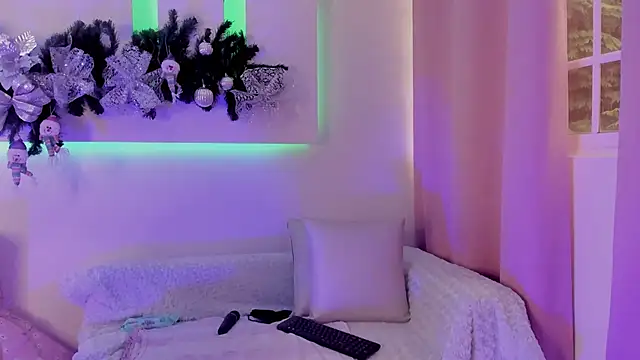 Snapshot of Catalina-Thompson chatting on December 5, 12:14 pm Catalina-Thompson online show from December 5, 12:14 pm