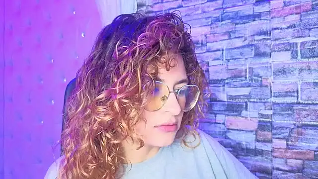 Snapshot of EmiliRouse_ chatting on November 6, 4:02 am EmiliRouse online show from November 6, 4:02 am