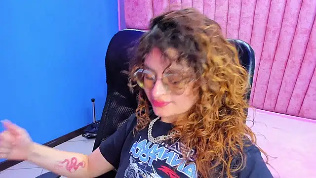 Snapshot of EmiliRouse_ chatting on November 9, 5:22 pm EmiliRouse online show from November 9, 5:22 pm