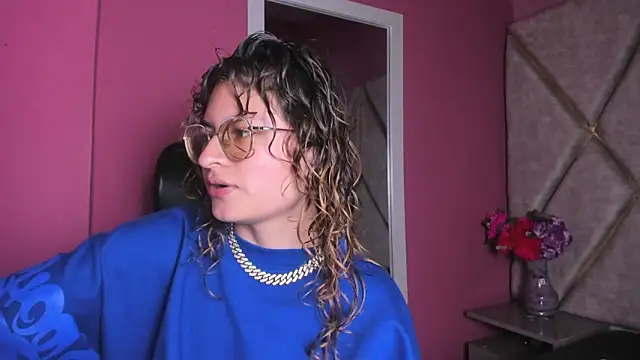 Snapshot of EmiliRouse_ chatting on November 19, 2:55 am EmiliRouse online show from November 19, 2:55 am