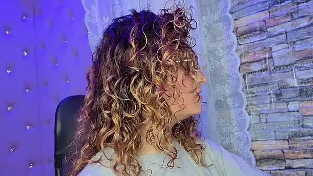 Snapshot of EmiliRouse_ chatting on November 25, 3:06 am EmiliRouse online show from November 25, 3:06 am