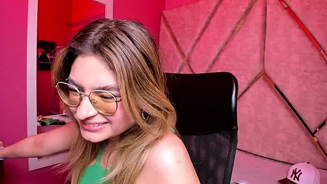 Snapshot of EmiliRouse_ chatting on December 5, 1:14 am EmiliRouse online show from December 5, 1:14 am