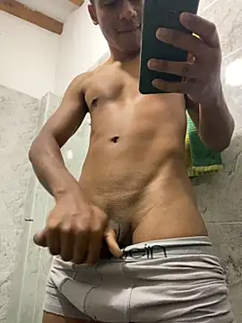 Snapshot of liam_Brooks9 chatting on December 1, 4:17 am liam Brooks9 online show from December 1, 4:17 am