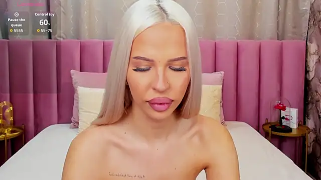 Snapshot of KailaCrystall chatting on October 22, 1:17 am KailaCrystall online show from October 22, 1:17 am