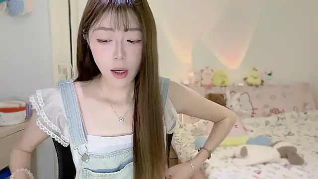 Snapshot of Onecutelittle chatting on November 13, 6:01 am Onecutelittle online show from November 13, 6:01 am