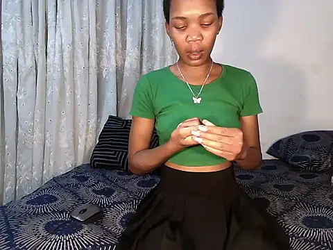 MinnieBee101 online show from February 6, 9:40 pm