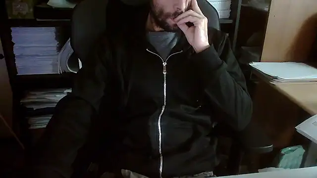 Snapshot of topg84 chatting on October 25, 11:29 am topg84 online show from October 25, 11:29 am