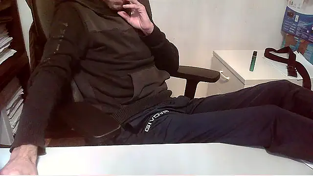 Snapshot of topg84 chatting on November 18, 5:39 pm topg84 online show from November 18, 5:39 pm