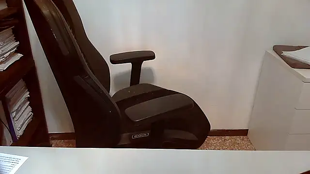 Snapshot of topg84 chatting on December 3, 7:05 am topg84 online show from December 3, 7:05 am