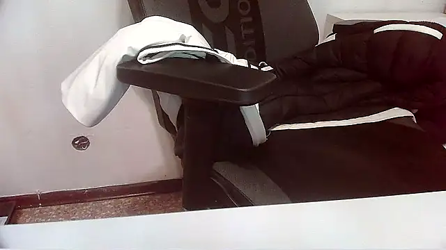 Snapshot of topg84 chatting on January 18, 5:17 pm topg84 online show from January 18, 5:17 pm