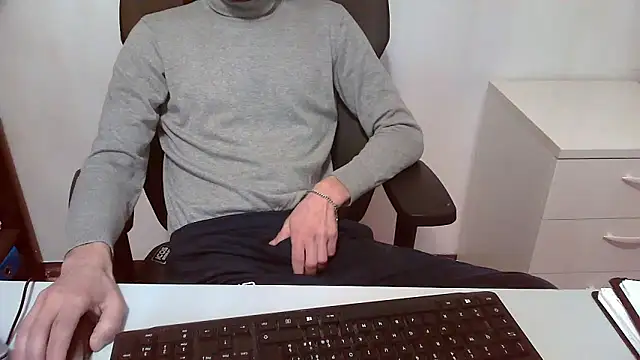 Snapshot of topg84 chatting on March 13, 6:25 pm topg84 online show from March 13, 6:25 pm