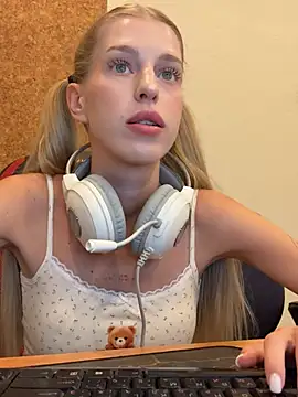 kira mia online show from March 10, 4:01 pm