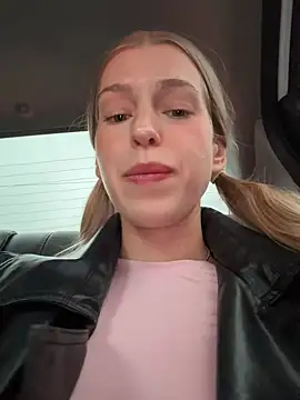 kira mia online show from April 28, 4:23 pm