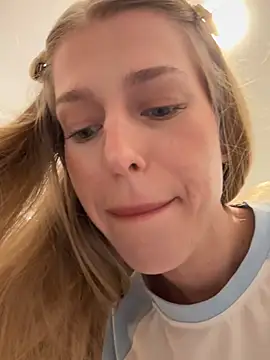 kira mia online show from July 9, 4:22 pm