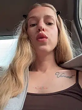 kira mia online show from July 25, 4:04 pm