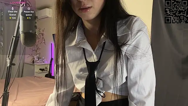 Snapshot of ella_simons chatting on November 6, 1:06 am ella simons online show from November 6, 1:06 am