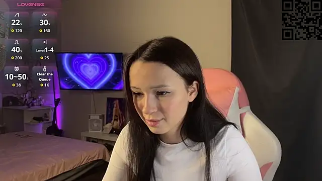 Snapshot of ella_simons chatting on November 10, 12:53 am ella simons online show from November 10, 12:53 am