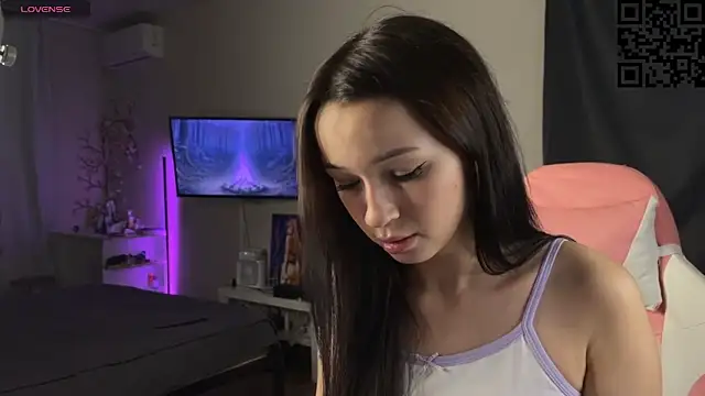 Snapshot of ella_simons chatting on November 21, 12:32 am ella simons online show from November 21, 12:32 am