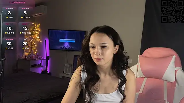 Snapshot of ella_simons chatting on November 23, 1:05 am ella simons online show from November 23, 1:05 am