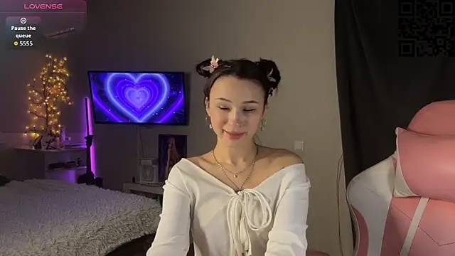 Snapshot of ella_simons chatting on December 2, 1:11 am ella simons online show from December 2, 1:11 am