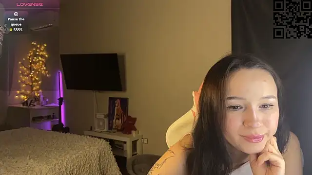 Snapshot of ella_simons chatting on December 5, 1:25 am ella simons online show from December 5, 1:25 am