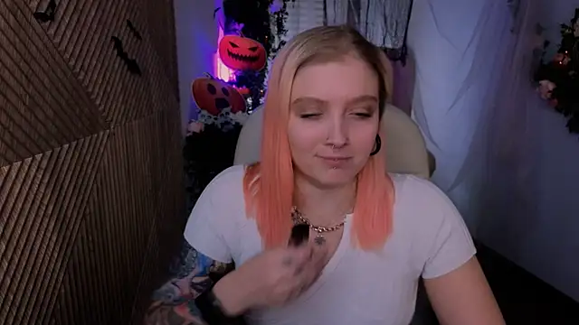 Snapshot of Kiki_shay chatting on October 28, 9:06 pm Kiki shay online show from October 28, 9:06 pm