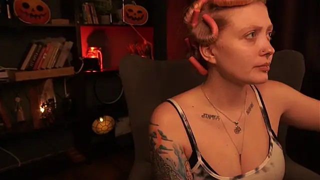 Snapshot of Kiki_shay chatting on October 31, 1:12 pm Kiki shay online show from October 31, 1:12 pm