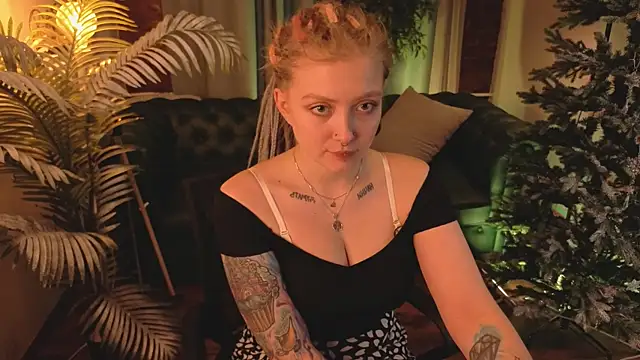 Snapshot of Kiki_shay chatting on December 4, 1:53 pm Kiki shay online show from December 4, 1:53 pm