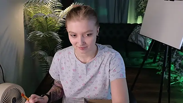 Snapshot of Kiki_shay chatting on December 22, 10:07 pm Kiki shay online show from December 22, 10:07 pm