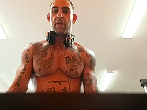 Snapshot of alphacloudGod chatting on October 28, 10:56 pm alphacloudGod online show from October 28, 10:56 pm