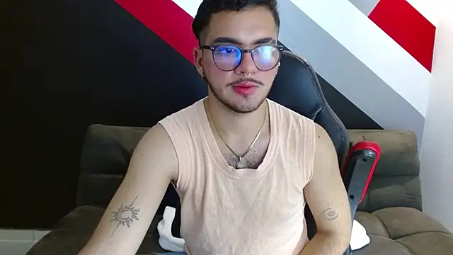 Snapshot of Zac_Golden chatting on November 28, 12:24 am Zac Golden online show from November 28, 12:24 am