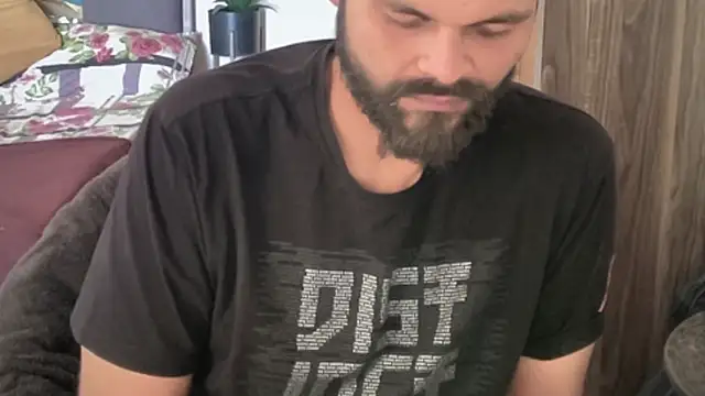 Snapshot of MakeMeAwareAah chatting on April 12, 5:45 am MakeMeAwareAah online show from April 12, 5:45 am