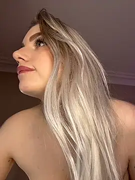 Snapshot of HugeBoobsAlice chatting on May 14, 5:03 am HugeBoobsAlice online show from May 14, 5:03 am