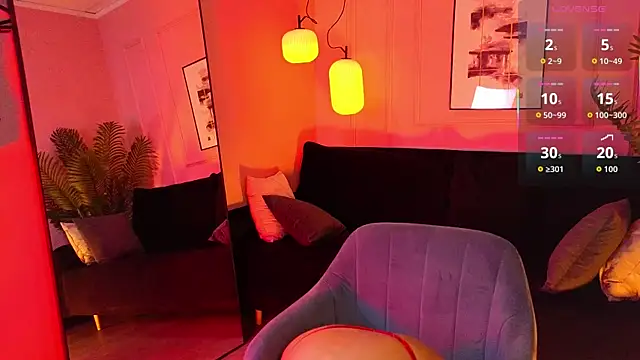 Snapshot of AshleyLuxy chatting on November 9, 9:13 pm AshleyLuxy online show from November 9, 9:13 pm