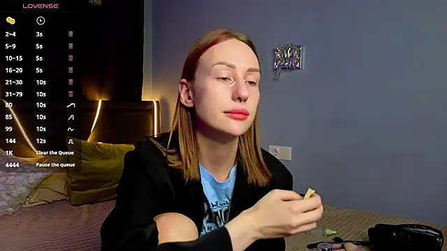 Snapshot of ZolaDickmann chatting on October 31, 8:04 am ZolaDickmann online show from October 31, 8:04 am