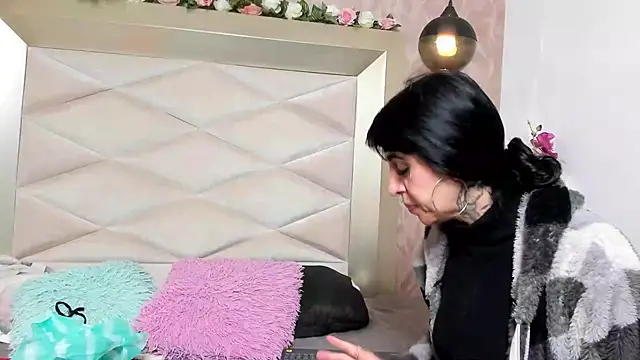 Snapshot of HaryBlair chatting on December 15, 1:04 pm HaryBlair online show from December 15, 1:04 pm