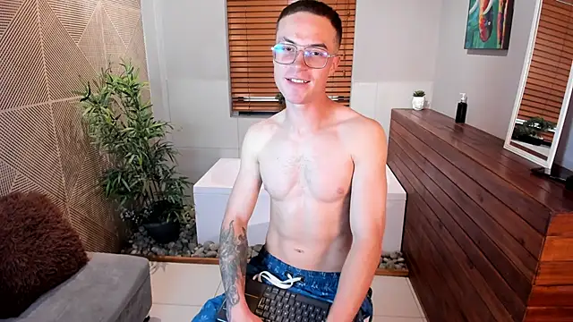 Snapshot of Lil_James chatting on November 6, 7:48 pm Lil James online show from November 6, 7:48 pm