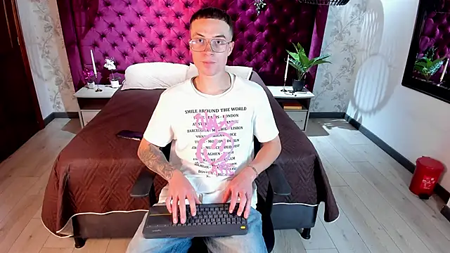 Snapshot of Lil_James chatting on November 14, 8:40 pm Lil James online show from November 14, 8:40 pm