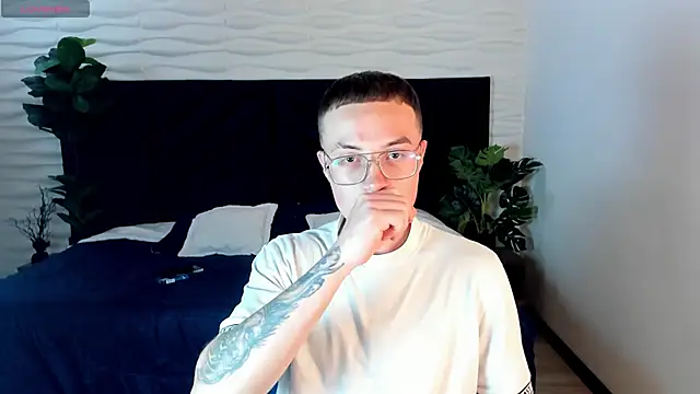 Snapshot of Lil_James chatting on November 21, 8:40 pm Lil James online show from November 21, 8:40 pm