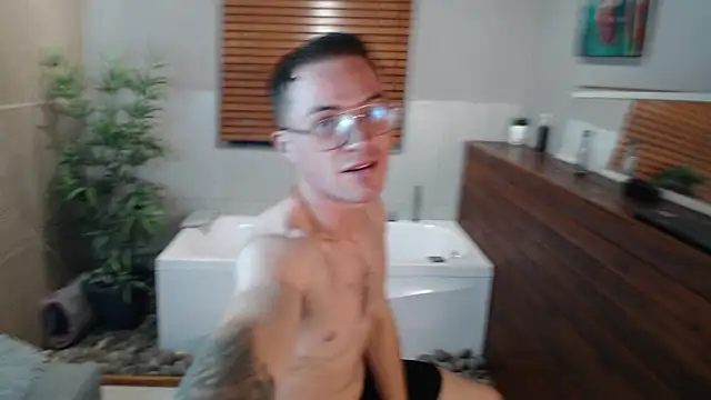 Snapshot of Lil_James chatting on December 13, 8:14 pm Lil James online show from December 13, 8:14 pm