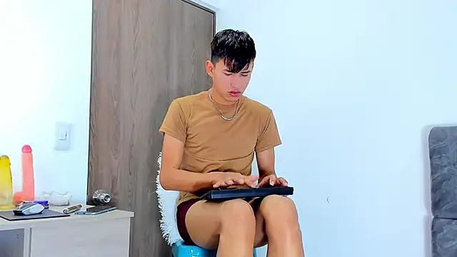 Snapshot of Nicolas_Torres_ chatting on November 12, 4:24 am Nicolas Torres online show from November 12, 4:24 am