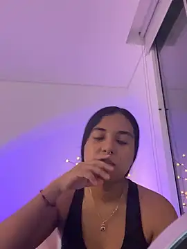 Snapshot of aly_nicols chatting on November 30, 1:31 am aly nicols online show from November 30, 1:31 am