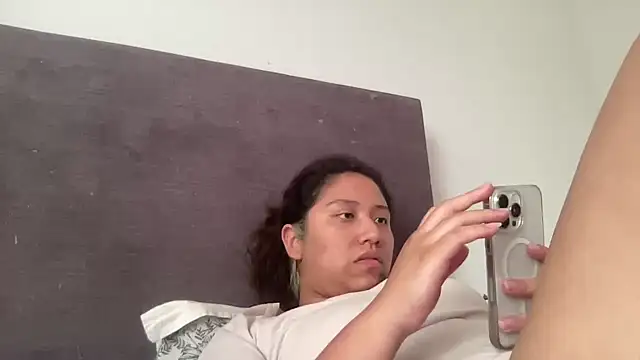 Snapshot of Kmiii21 chatting on February 3, 6:57 pm Kmiii21 online show from February 3, 6:57 pm