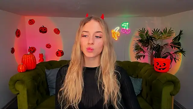 Snapshot of sassy_cutie chatting on October 29, 6:37 am sassy cutie online show from October 29, 6:37 am