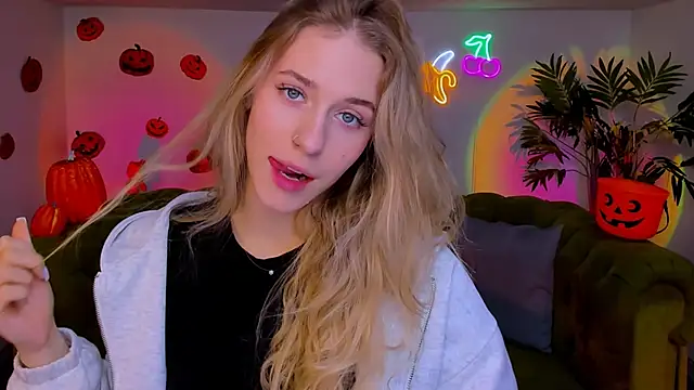 Snapshot of sassy_cutie chatting on November 10, 6:01 am sassy cutie online show from November 10, 6:01 am