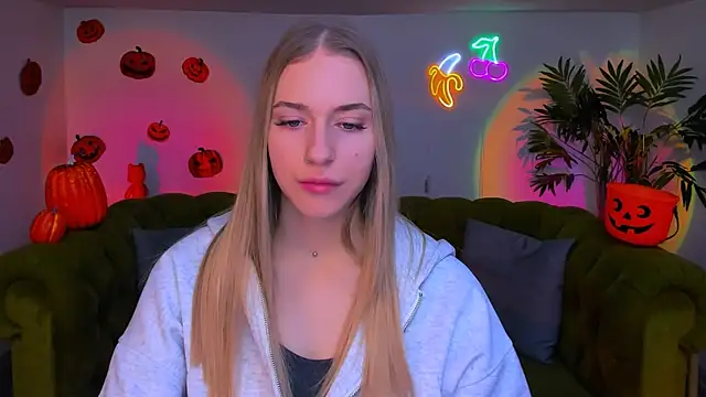 Snapshot of sassy_cutie chatting on November 11, 6:02 am sassy cutie online show from November 11, 6:02 am