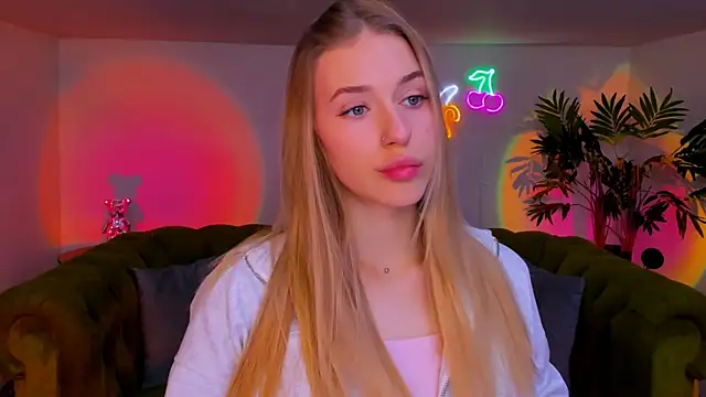 Snapshot of sassy_cutie chatting on November 19, 6:02 am sassy cutie online show from November 19, 6:02 am