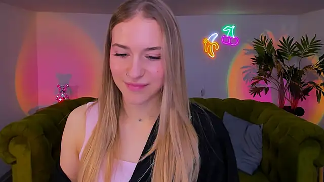 Snapshot of sassy_cutie chatting on November 24, 1:11 pm sassy cutie online show from November 24, 1:11 pm