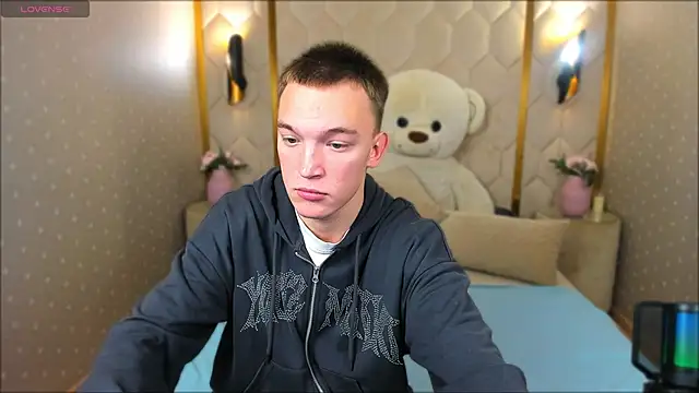 Snapshot of Derek_Banville chatting on October 30, 12:17 pm Derek Banville online show from October 30, 12:17 pm