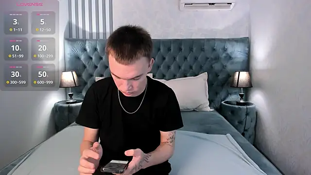 Snapshot of Derek_Banville chatting on November 8, 8:36 am Derek Banville online show from November 8, 8:36 am